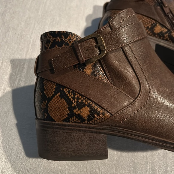 BareTraps Women’s Brown textured Ankle Booties w/ Buckle new condition Sz 10 - Picture 4 of 16
